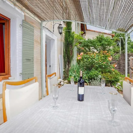 Casa vacanze Cozy In With Kitchen